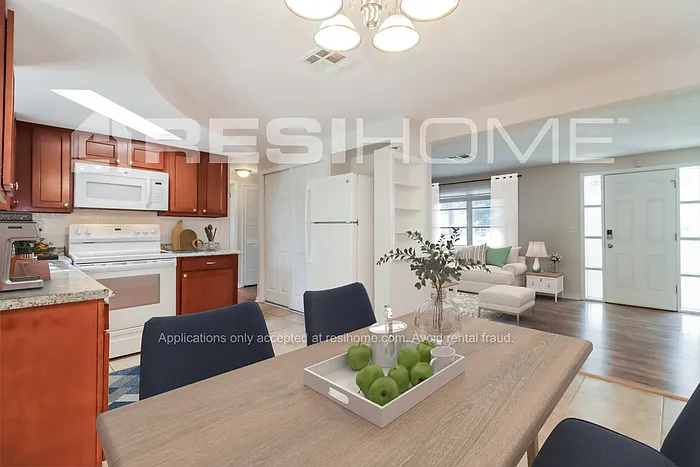 3 bed, 1.5 bath, 1056 sqft, $1,595 — Photo 3