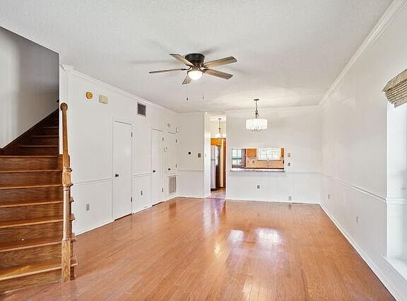 3rd image of 1401 Persimmon Ave