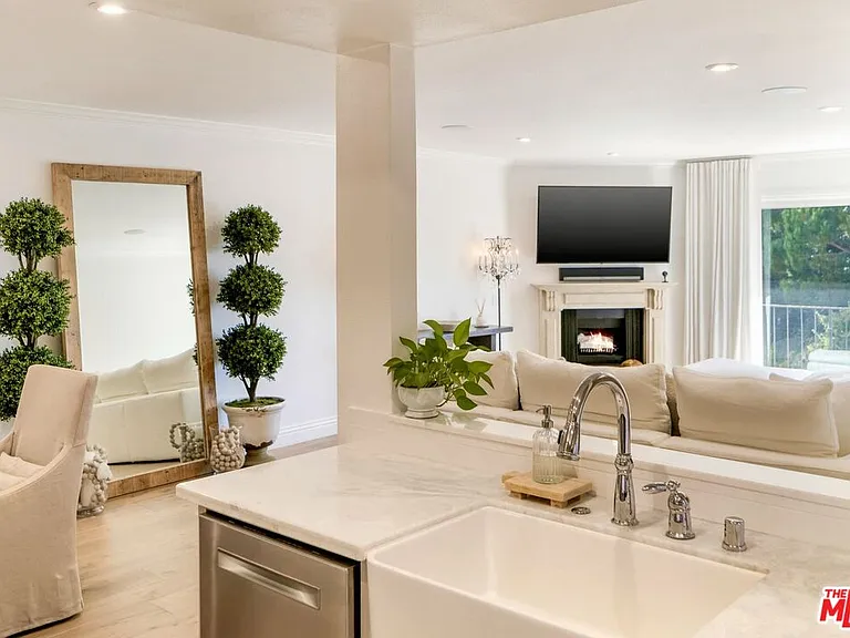 2385 Roscomare Rd #D3 — Photo 9