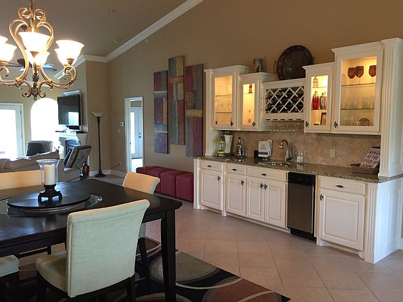 Wet bar with icemaker.