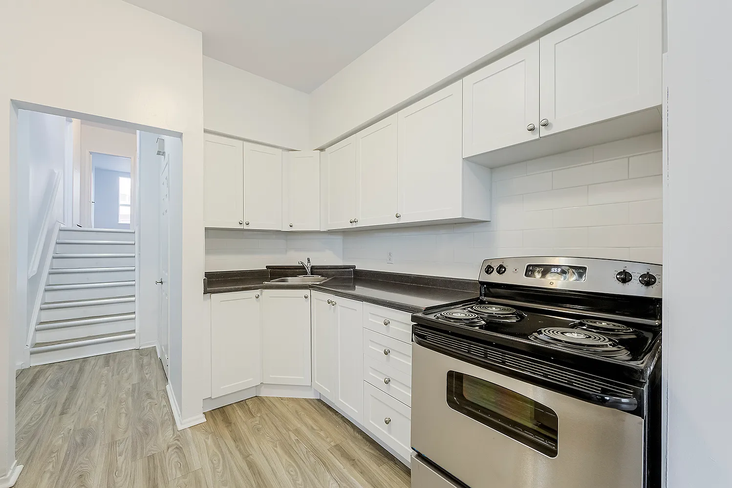 Dundas Court Apartments — Photo 2