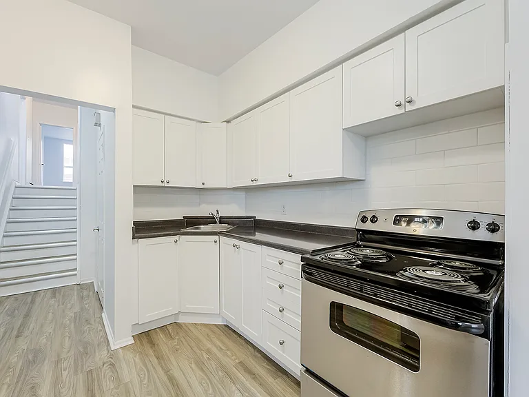 707 Dundas St W — Photo 1