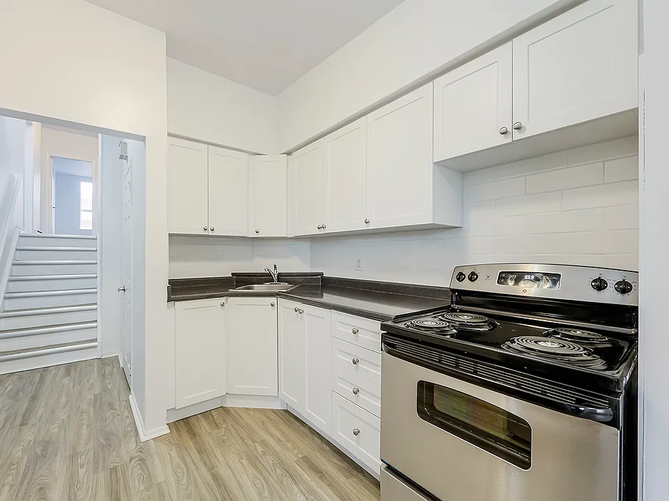 707 Dundas St W