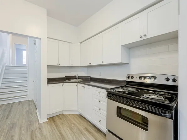 Dundas Court Apartments, 707 Dundas St W, Whitby, ON L1N 2N3