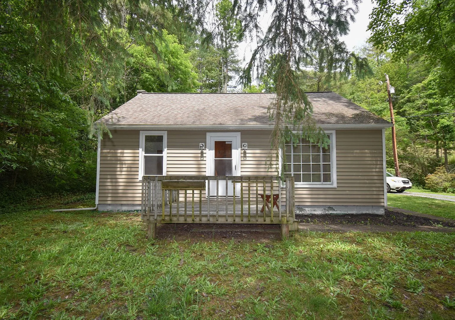 Two Bedroom Home with Driveway & more! — Photo 2