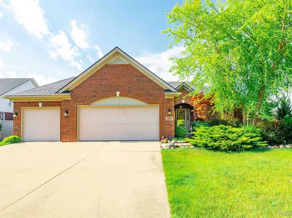 25820 Timber Creek Ln, Brownstown, MI 48134
