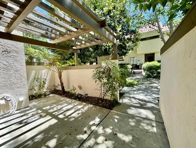556 Churchill Downs Ct — Photo 3