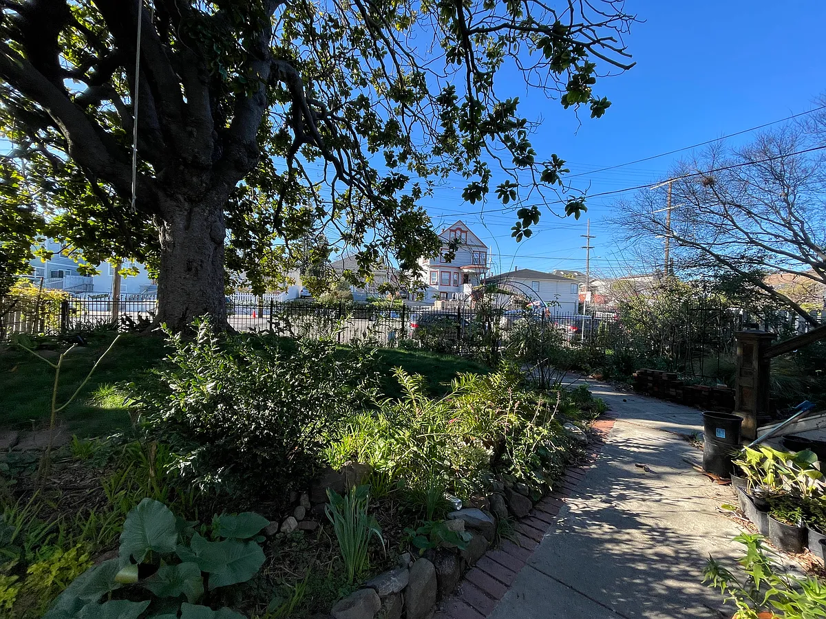 Photo 2 of 18 - 2328 19th Ave - Oakland, CA front pathway - 2328 19th Ave