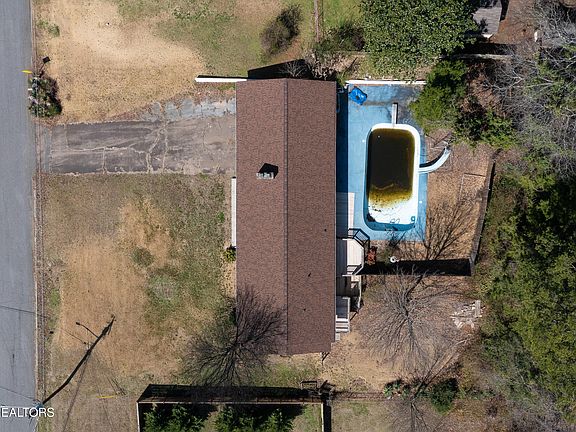 3rd image of 2405 Monterey Rd