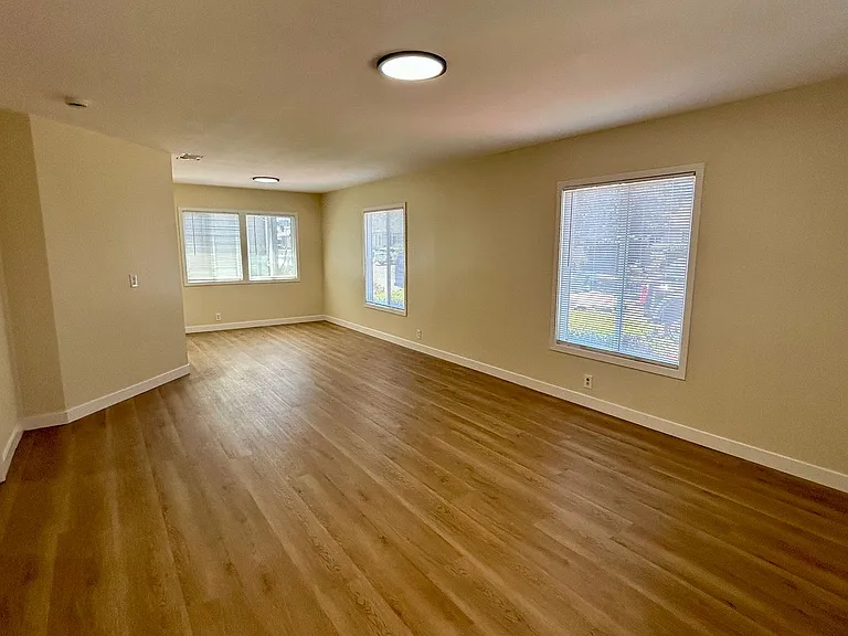 1254 Lillian Ave — Photo 2