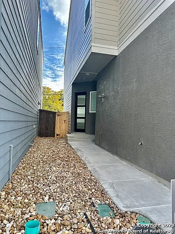 3 bed, 2.5 bath, 1623 sqft, $2,200 — Photo 3