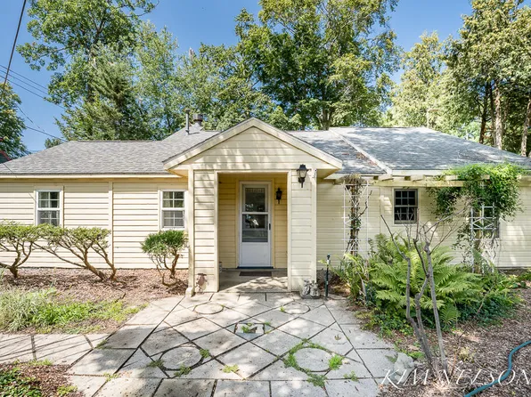 5170 S Shore Dr, Whitehall, MI 49461