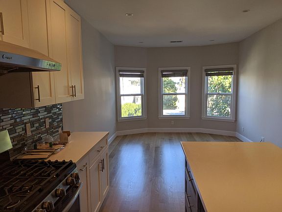 2nd image of 428 Lyon St