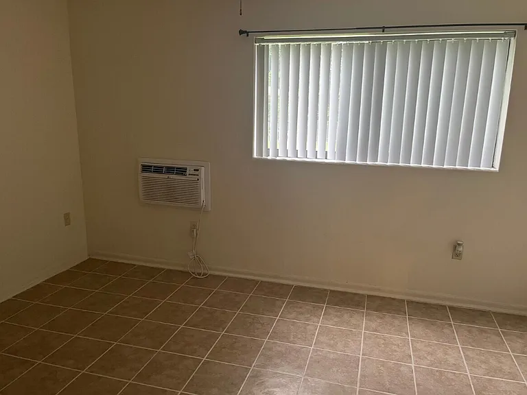Alhambra Apartments — Photo 3