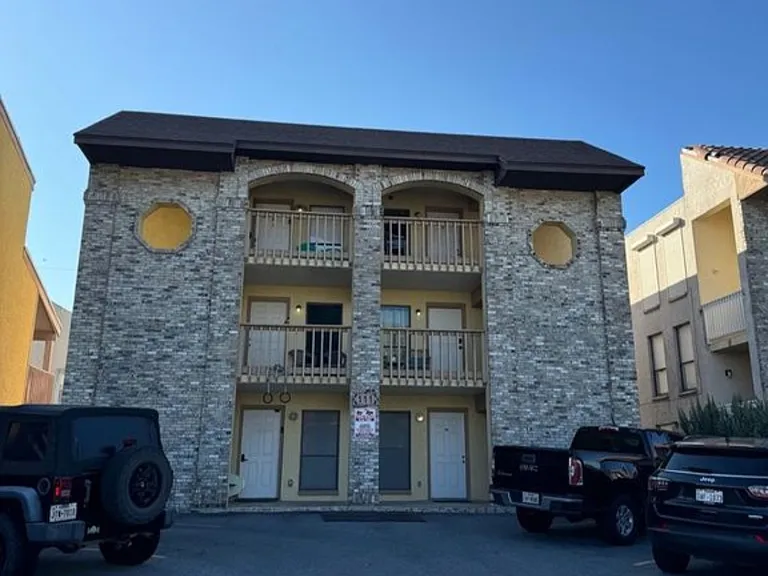 111 E Gardenia St #301 — Photo 10