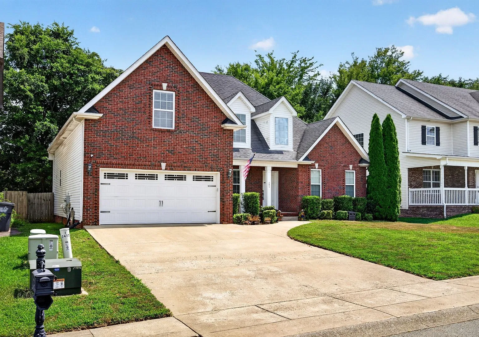 No HOA & only Miles from Ft. Campbell! 4 Bedroom House in Established Neighborhood. — Photo 2
