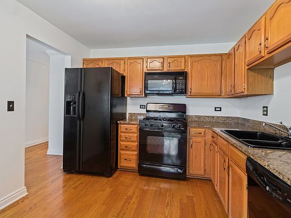 4th image of 2837 Meadow Ln