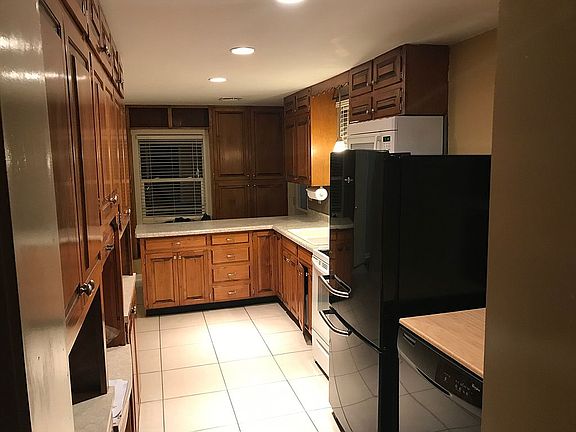 Spacious kitchen/custom cab