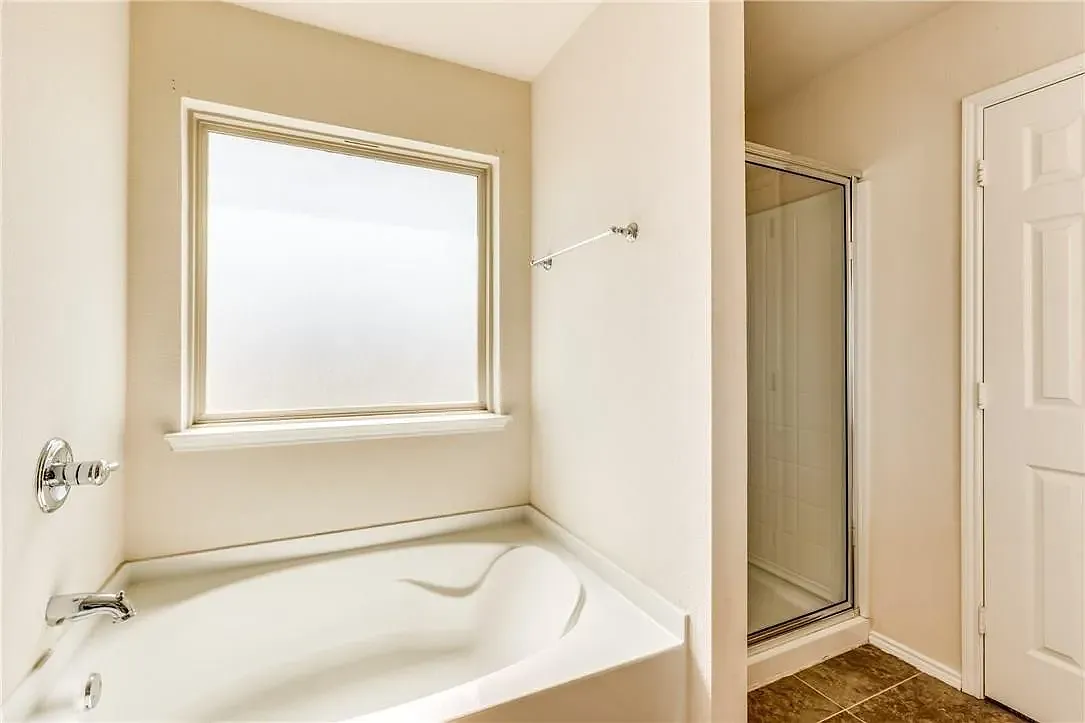 4 bed, 1899 sqft, $2,000 — Photo 2