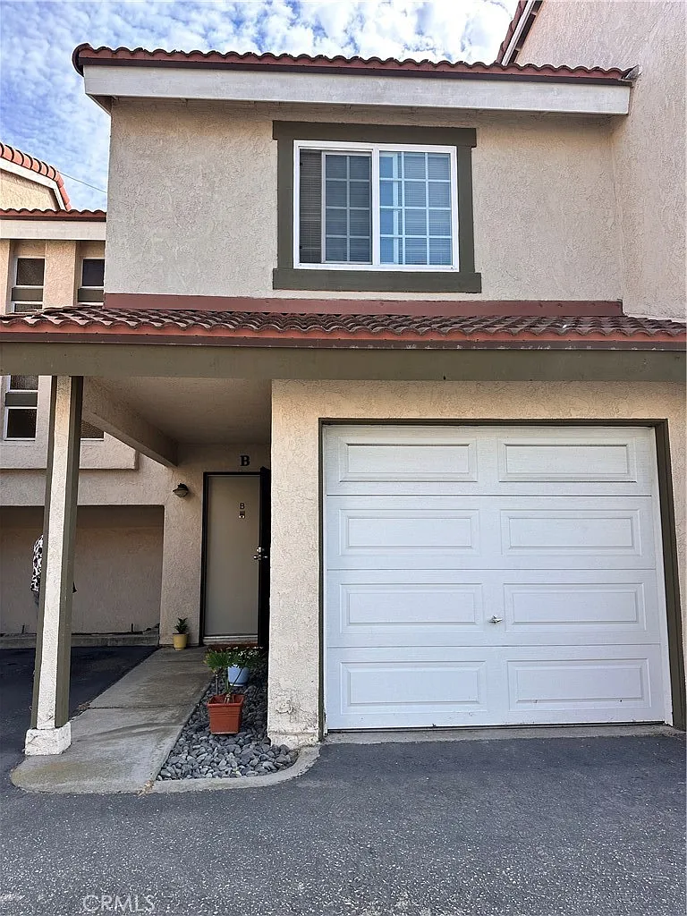 2 bed, 2.5 bath, 1025 sqft, $3,200 — Photo 1