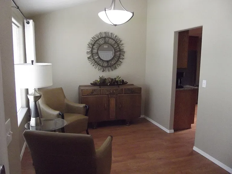 2122 Martin Dr — Photo 6