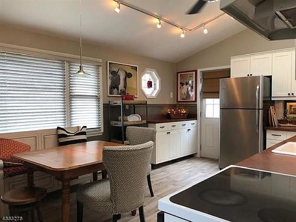 3rd image of 8 Wallkill Dr