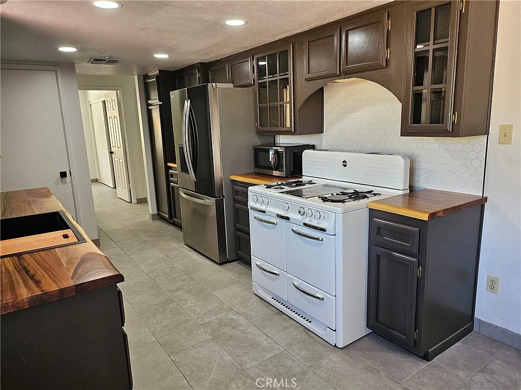 3 bed, 1700 sqft, $3,000 — Photo 2