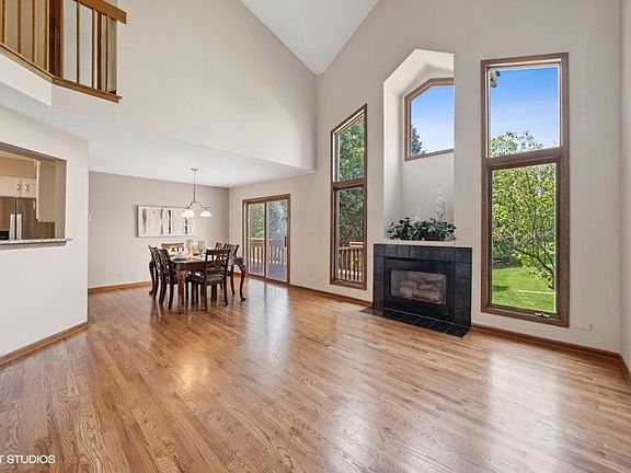 4th image of 327 Camarie Ct