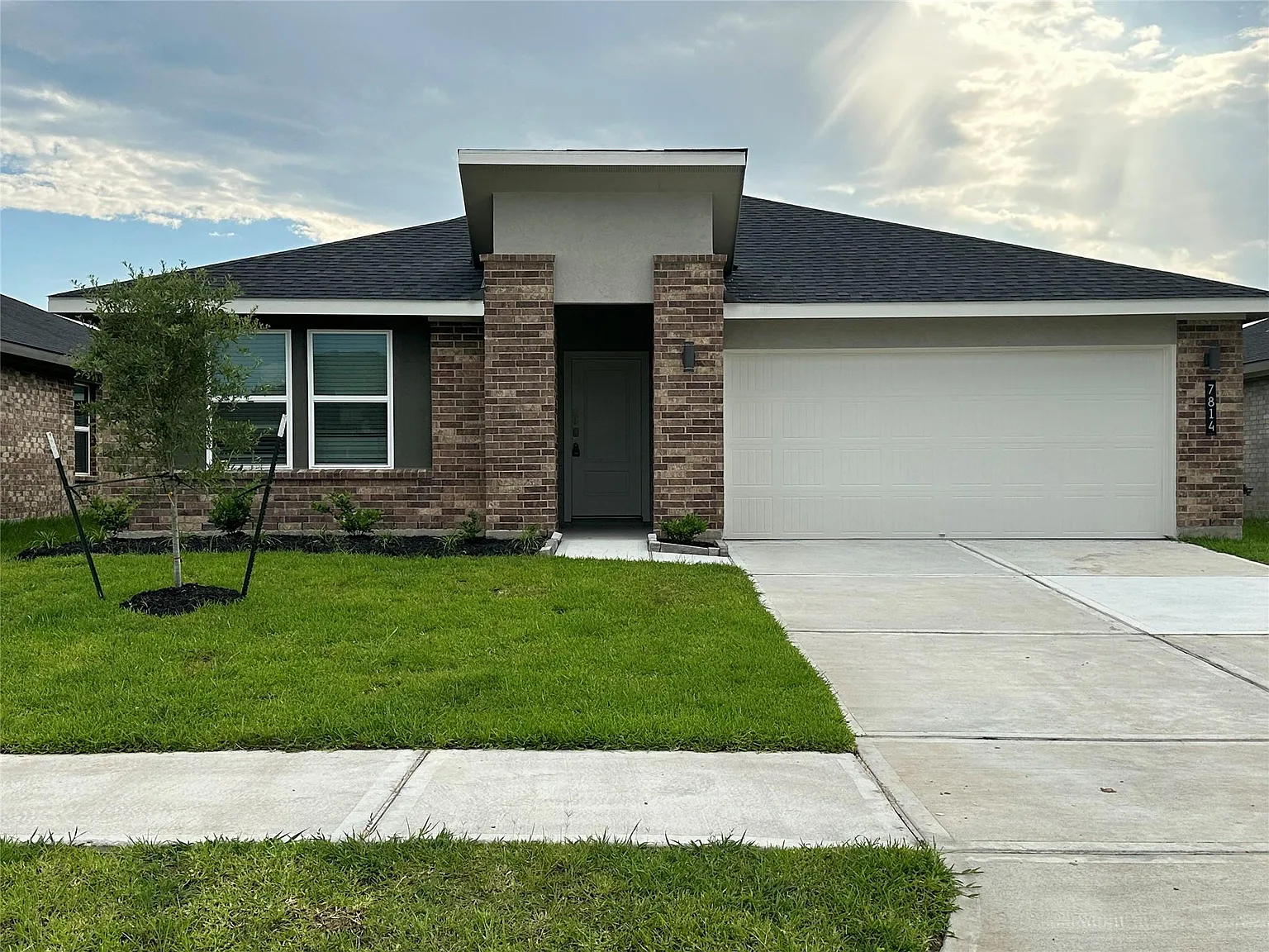 4 bed, 2.0 bath, 1796 sqft, $2,100 — Photo 2