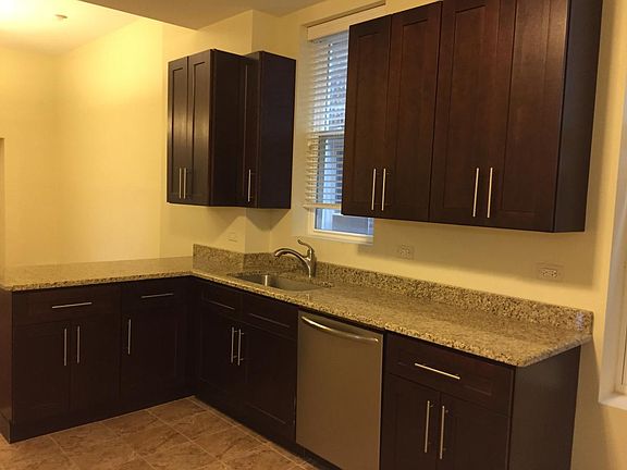 3rd image of 943 N Ashland Ave #3
