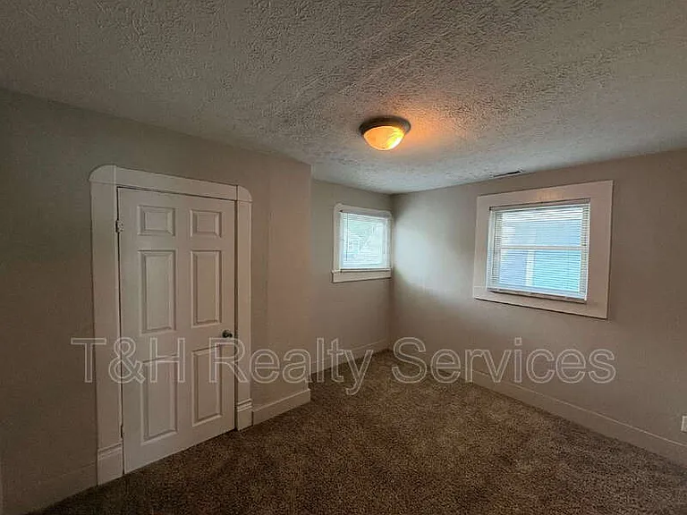 2116 Woodlawn Ave — Photo 18