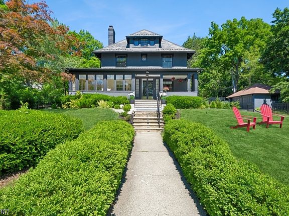2nd image of 411 N Ridgewood Rd