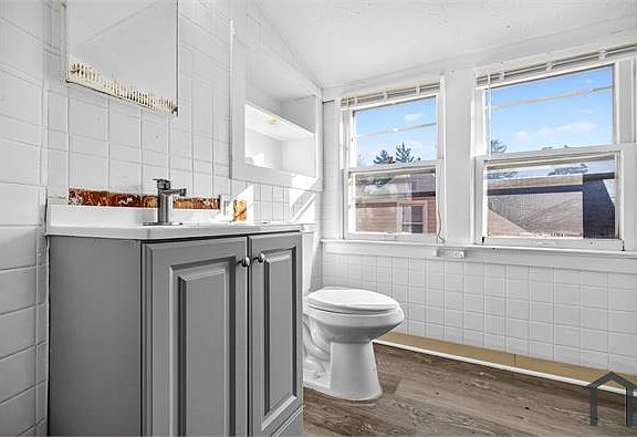 5th image of 16701 Raymond St