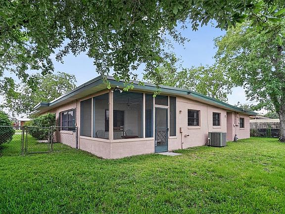 3rd image of 580 GARDENIA CIRCLE