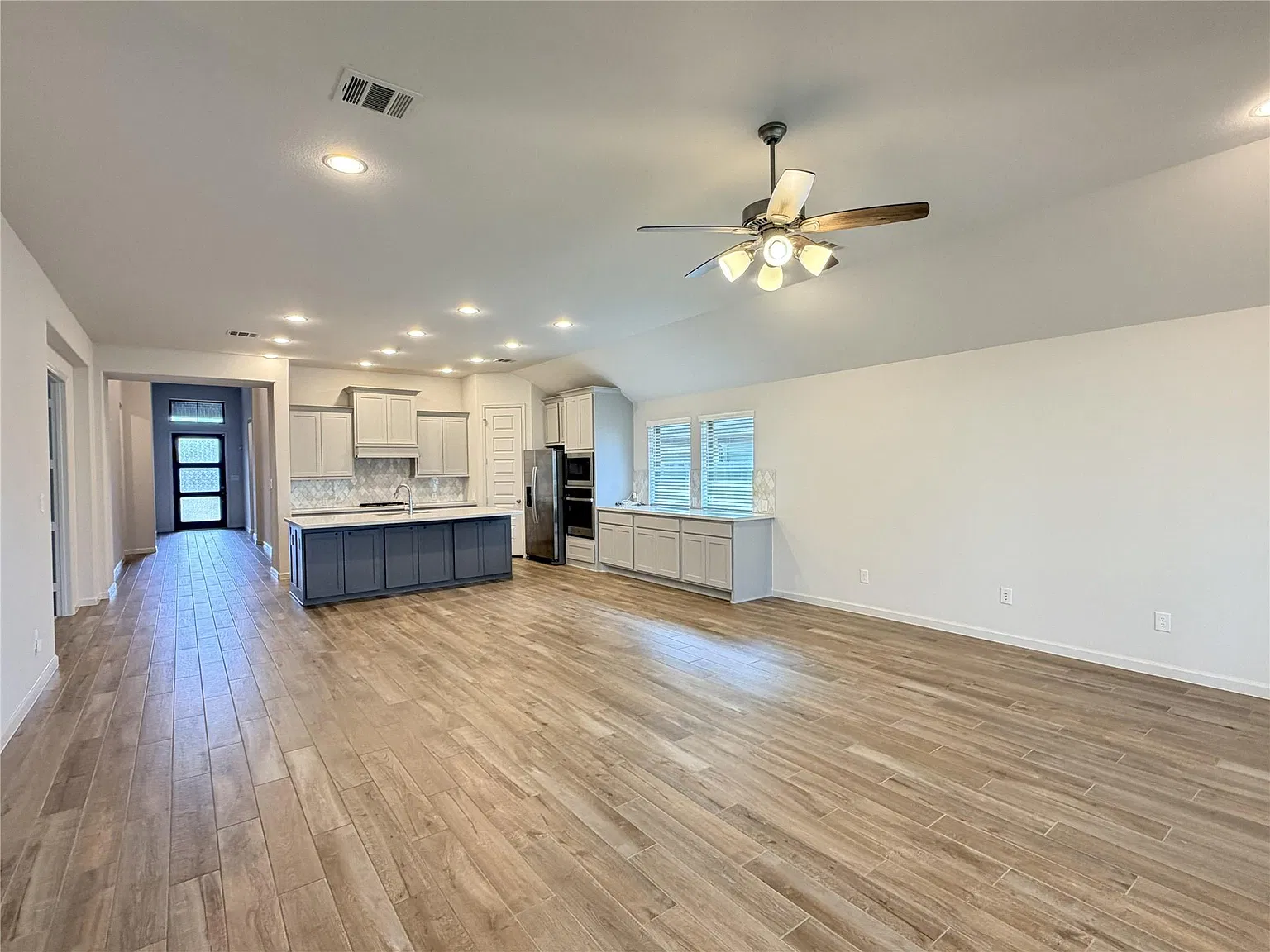 4 bed, 3.0 bath, 2547 sqft, $3,100 — Photo 1