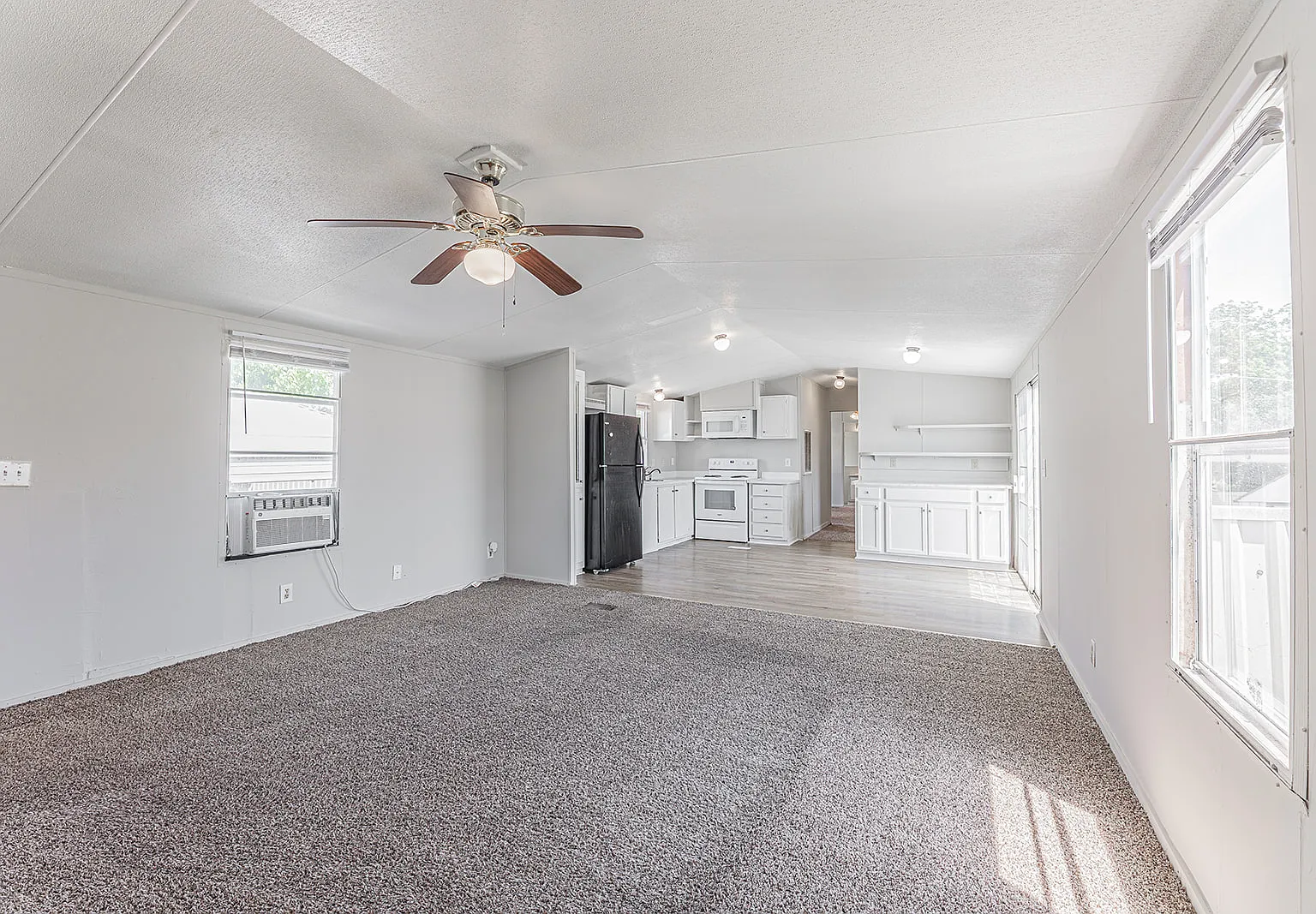 3 bed, 1216 sqft, $995 — Photo 1
