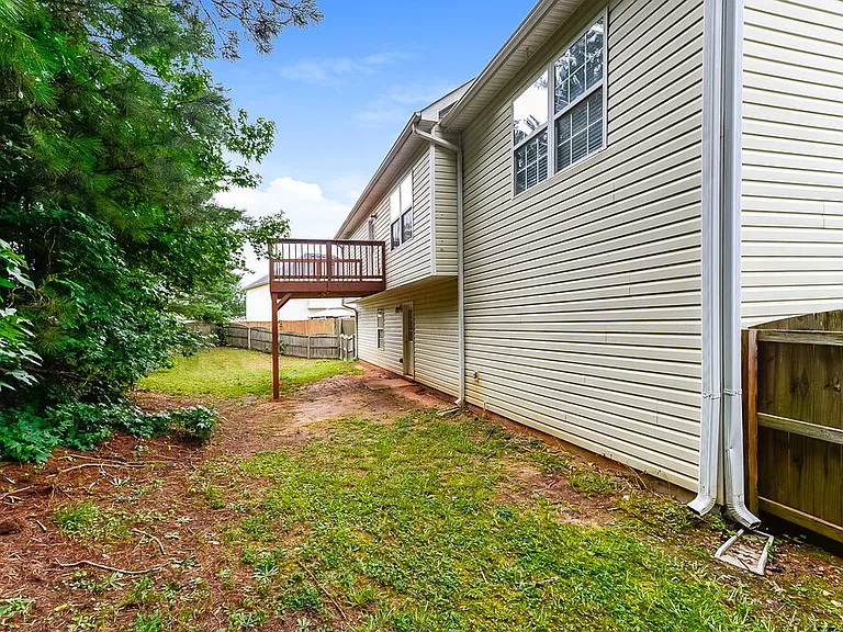 1598 Queen Elizabeth Dr — Photo 17