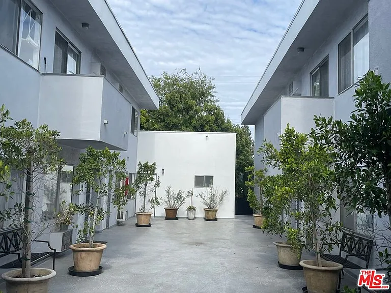 1400 N Fairfax Ave — Photo 44