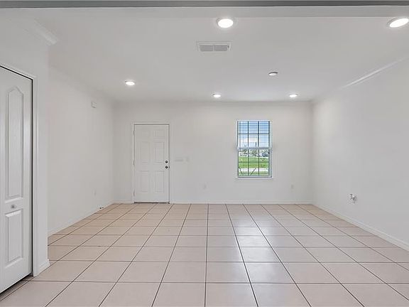 3rd image of 1003 Desmoines Lane
