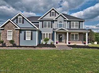 102 Golden Oak Dr, Moscow, PA 18444