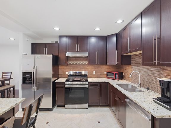 3rd image of 1649 Ashland Ave Unit 501