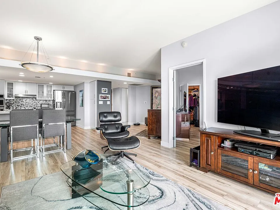 13700 Marina Pointe Dr #612
