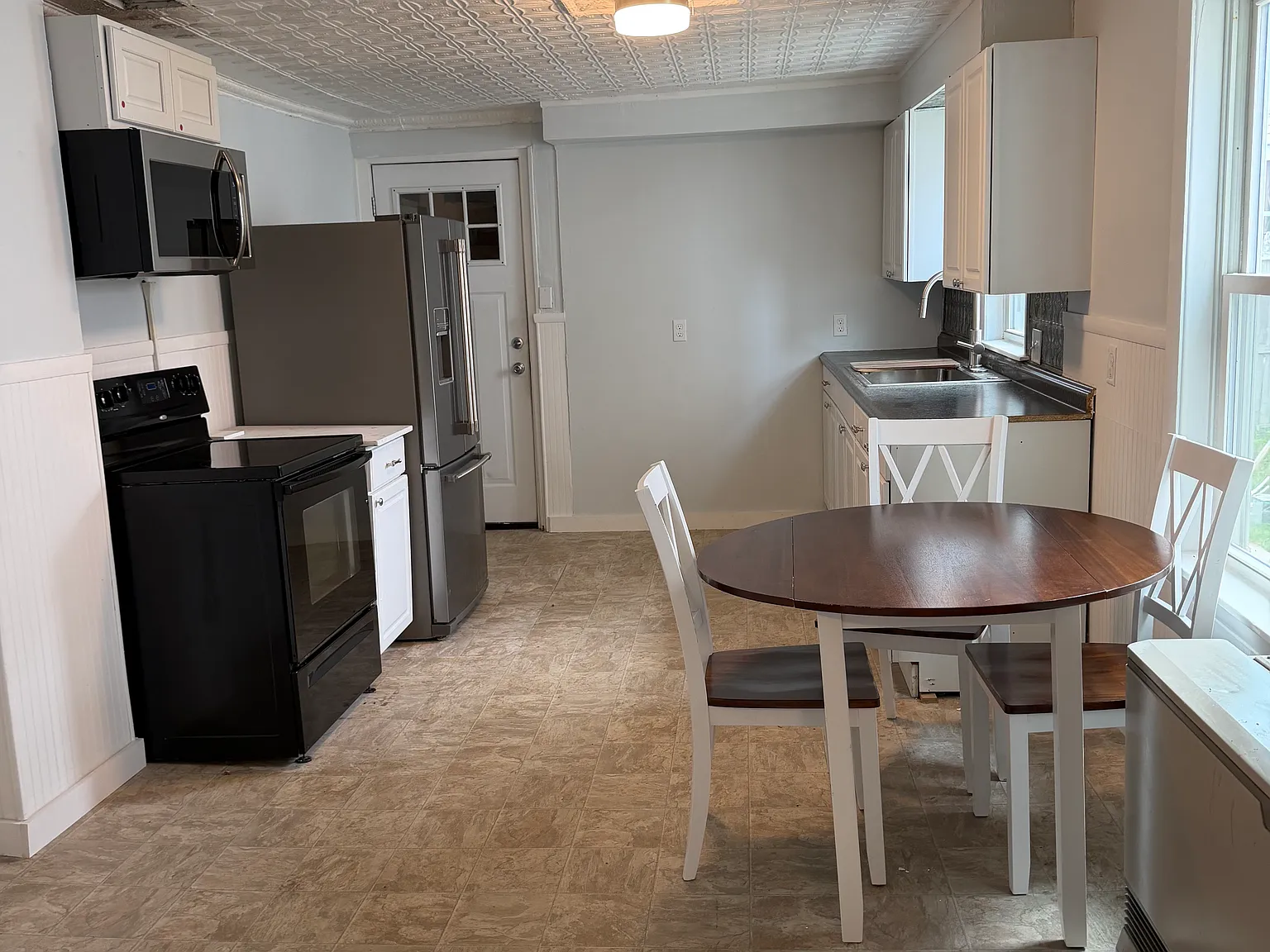 2 bed, 900 sqft, $2,200 — Photo 2