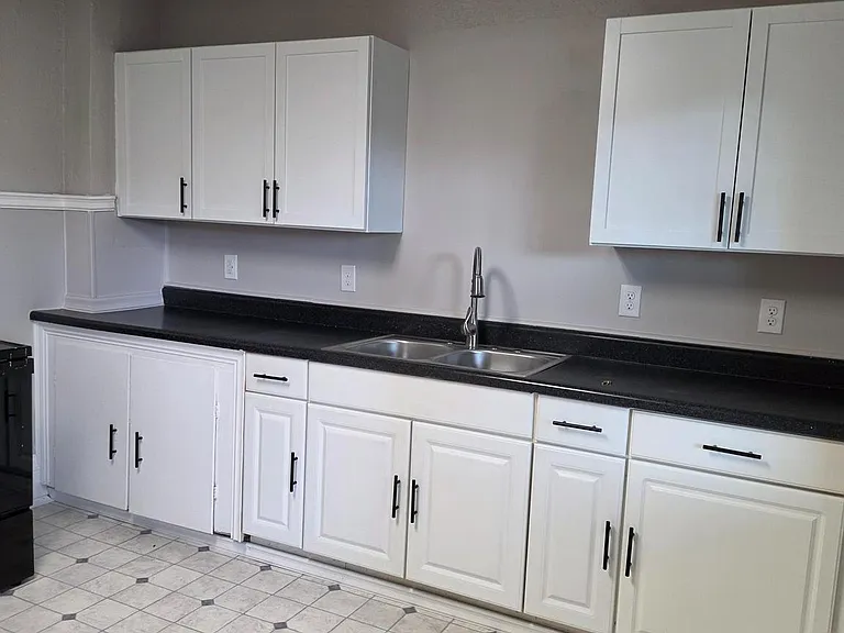 102 E Oak St — Photo 1