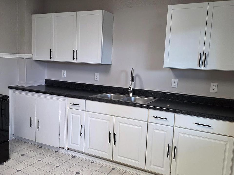 1st image of 102 E Oak St