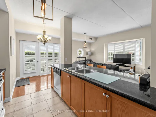 1379 Costigan Rd #103, Milton, ON L9T 2K6