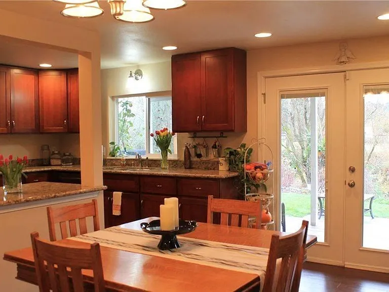 Dining room to kitchen