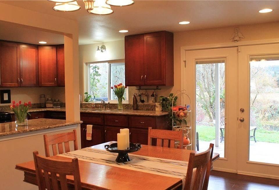 Dining room to kitchen