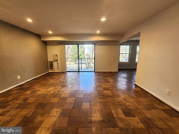 4th image of 866 Quince Orchard Blvd APT 102