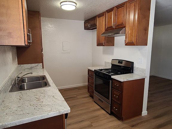 4th image of 920 S Park Cir APT 4